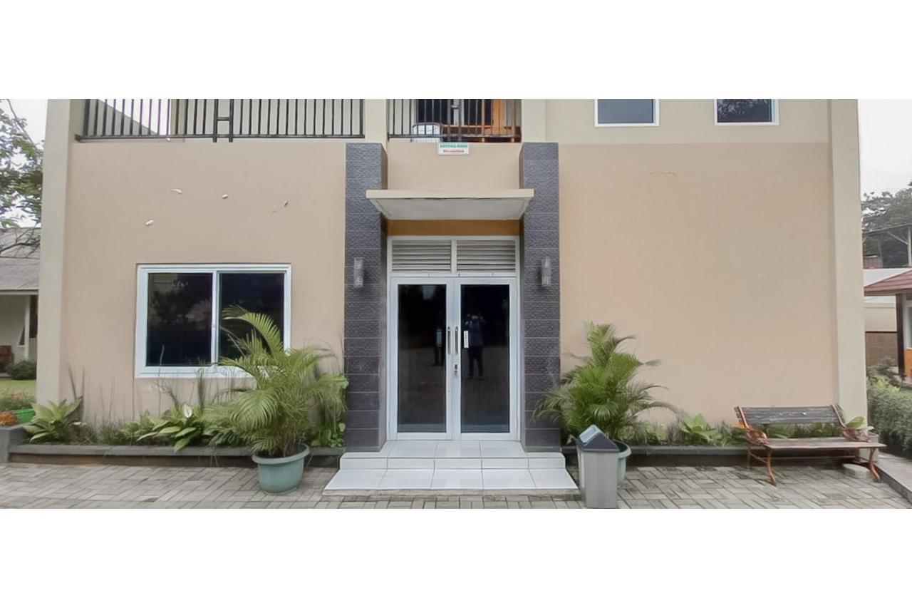 Hotel Sri Indrawati Puncak Mitra Reddoorz Богор Екстериор снимка
