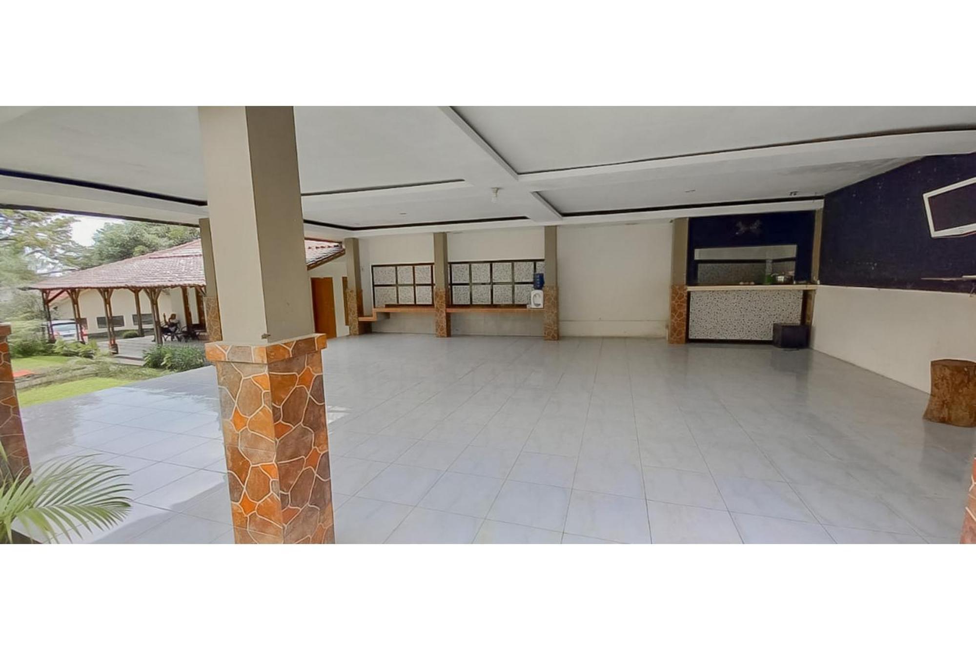 Hotel Sri Indrawati Puncak Mitra Reddoorz Богор Екстериор снимка